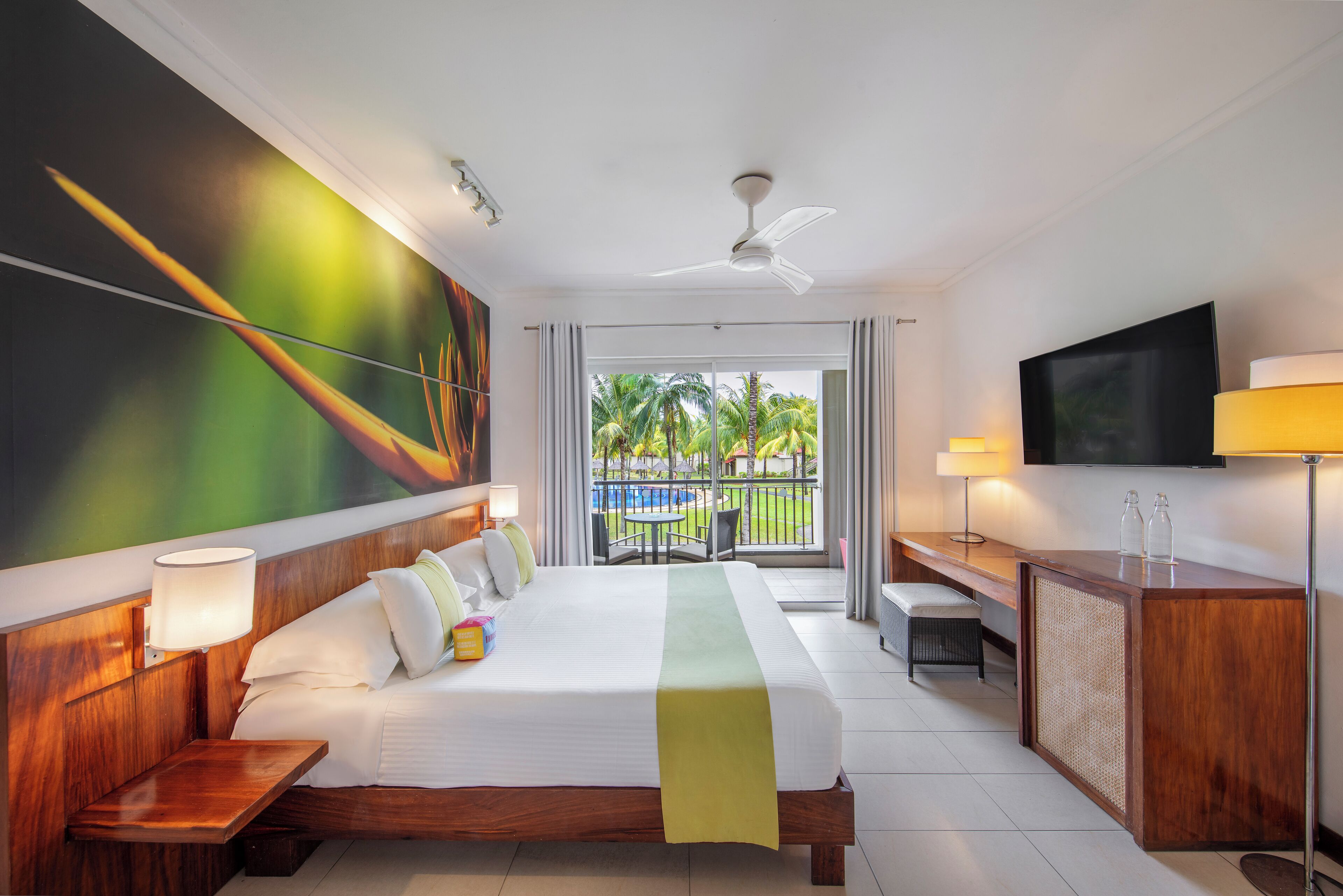 Minibar, caja de seguridad en la habitación y escritorio 