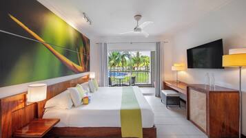 Minibar, caja de seguridad en la habitación y escritorio