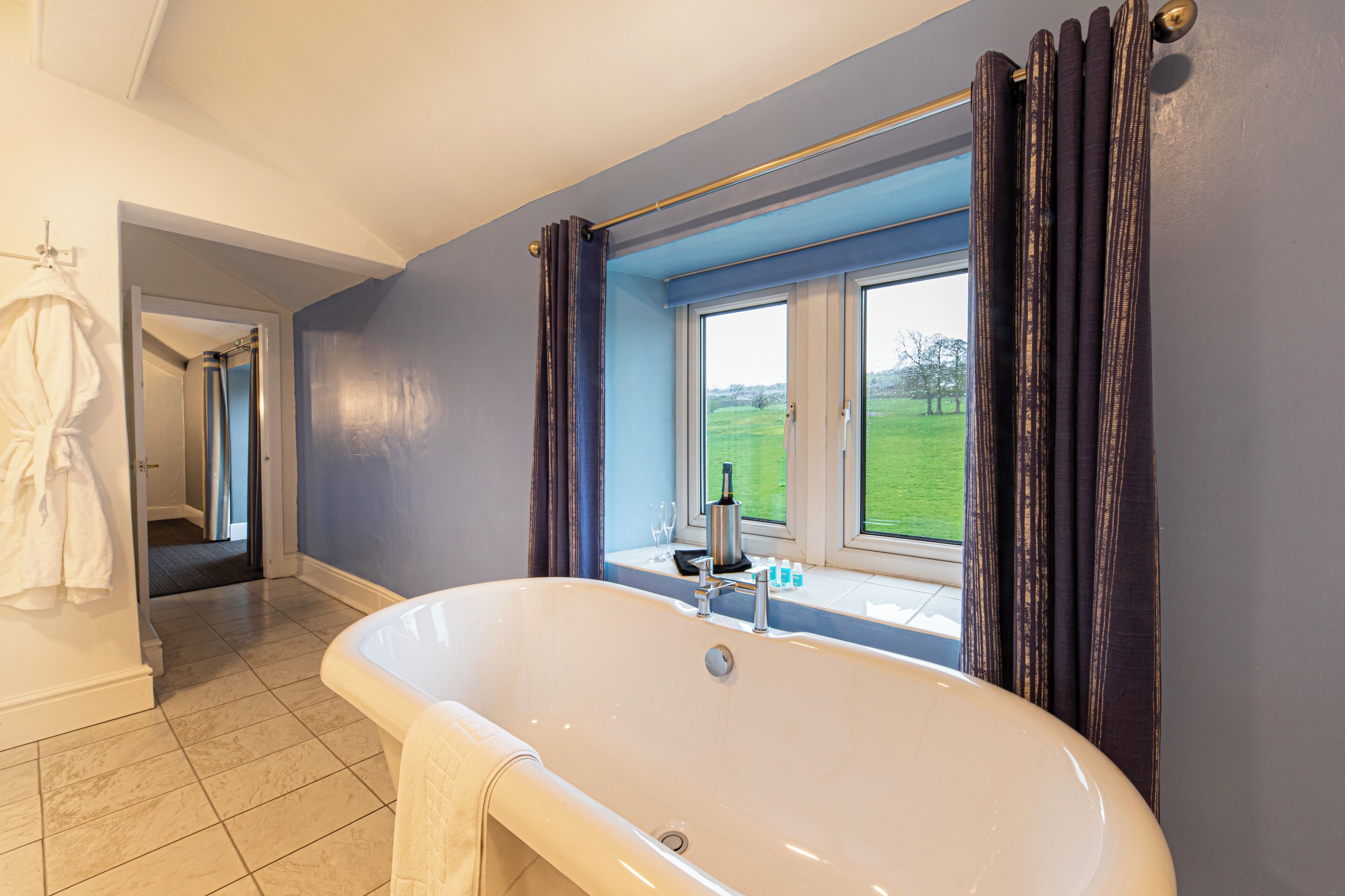 executive suite | bathroom | free toiletries, hair dryer, towels, soap