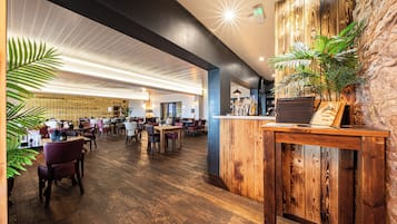 Serveert ontbijt, lunch, diner, lokale gerechten