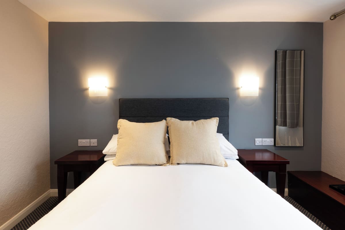 Small Classic Double | 1 bedroom, individually decorated, individually furnished, desk