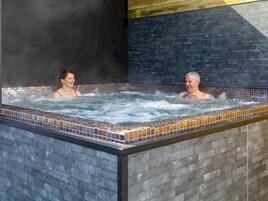 Couples treatment rooms, sauna, hot tub, steam room, body treatments