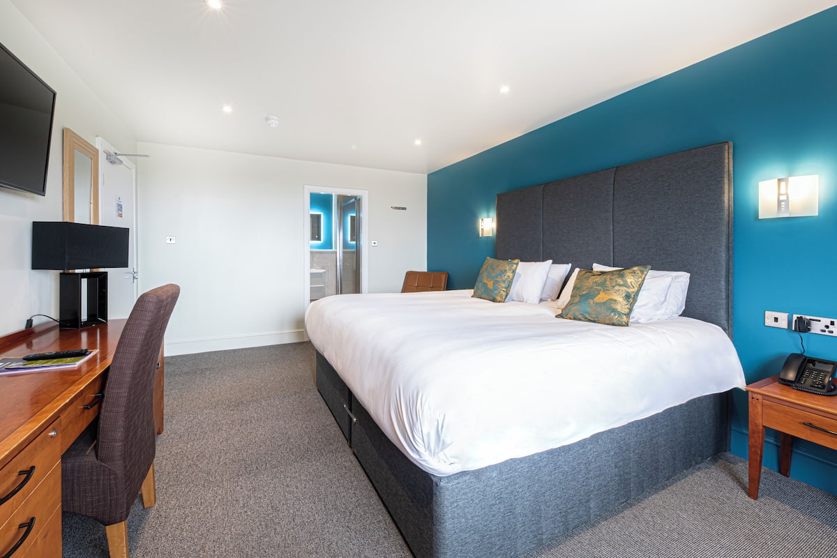 Superior Double Room | 1 bedroom, individually decorated, individually furnished, desk