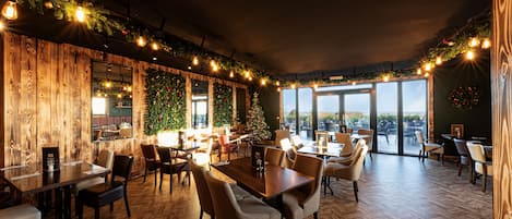 Frokost, lunsj og middag serveres, lokale retter