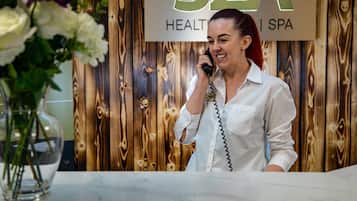 Salas de tratamiento para parejas, sauna y tina de hidromasaje