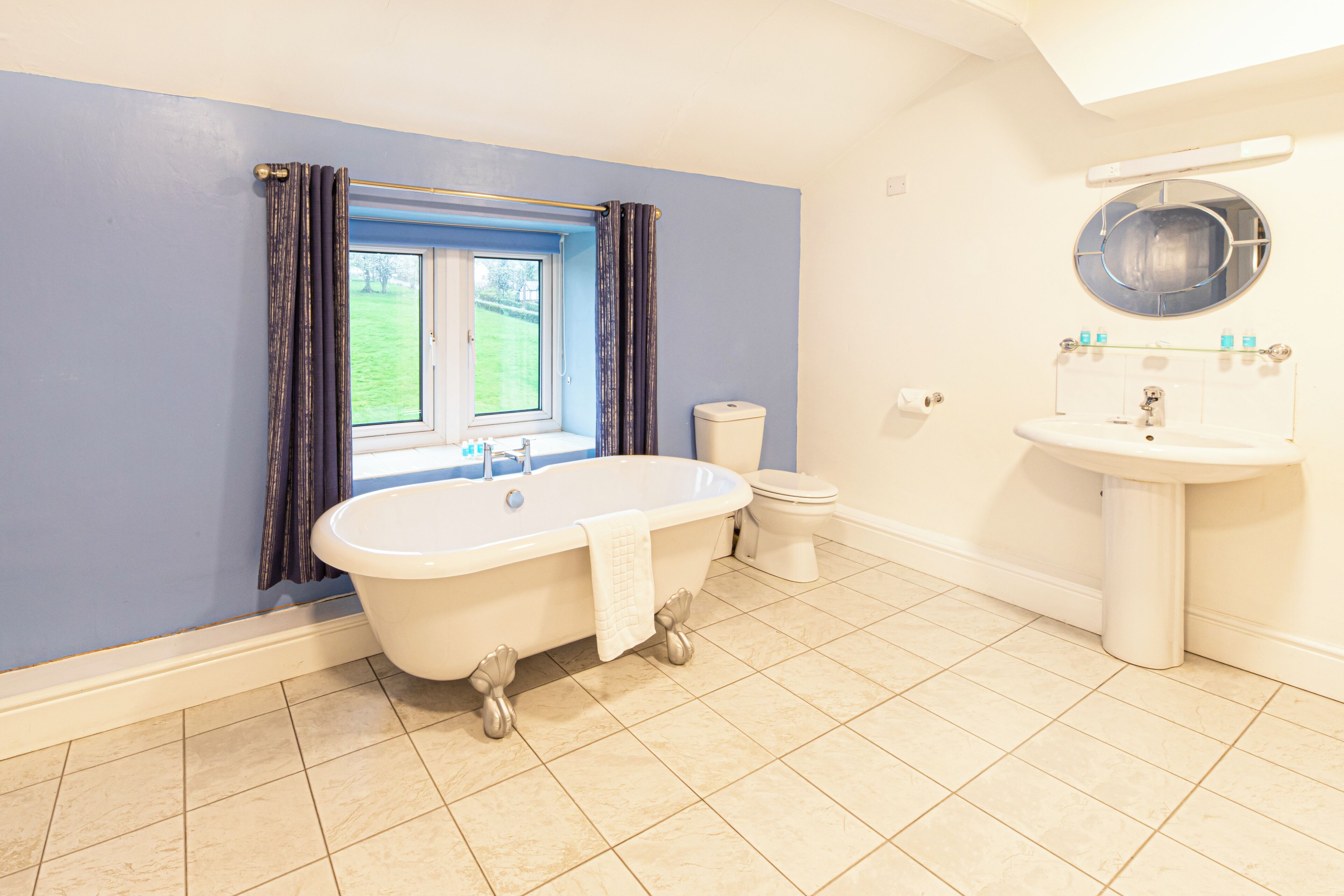 executive suite | bathroom | free toiletries, hair dryer, towels, soap
