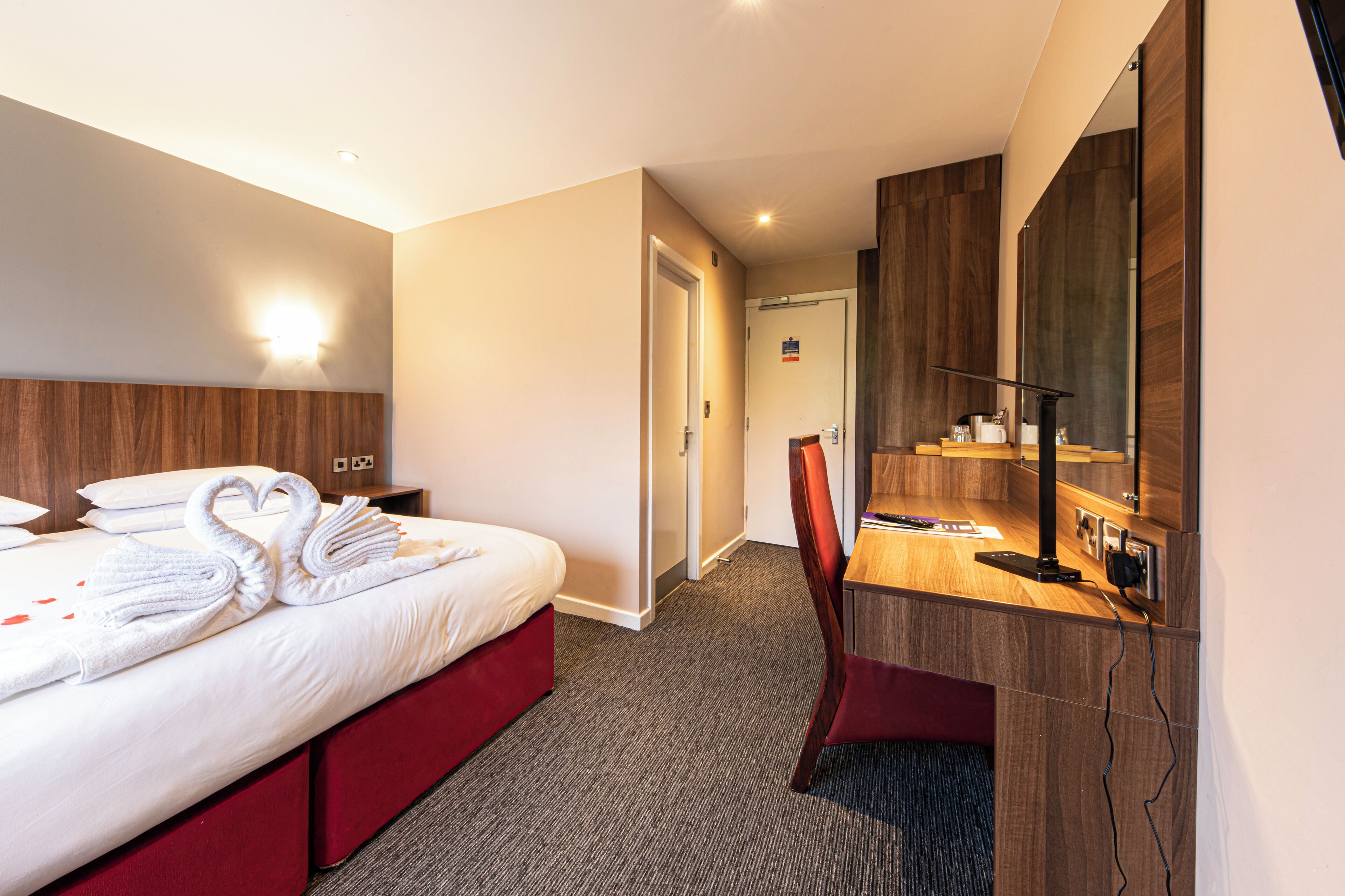 classic double room, 1 double bed, non smoking | 1 bedroom, individually decorated, individually furnished, desk