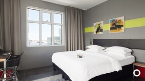 Dobbelt- eller tomannsrom – deluxe | Minibar, safe på rommet, skrivebord og skrivebord for bærbar PC