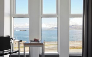 Quarto luxo, vista para o mar | Frigobar, cofres nos quartos, escrivaninha