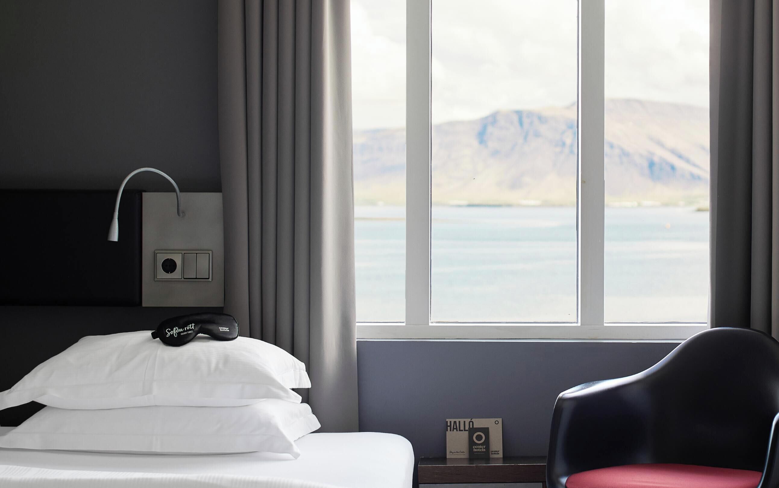 ميني بار وخزنة داخل الغرفة ومكتب ومساحة عمل للكمبيوتر المحمول