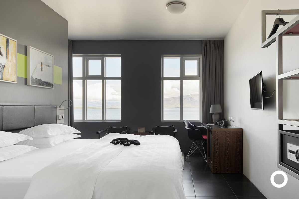 Minibar, värdeförvaringsskåp på rummet och skrivbord