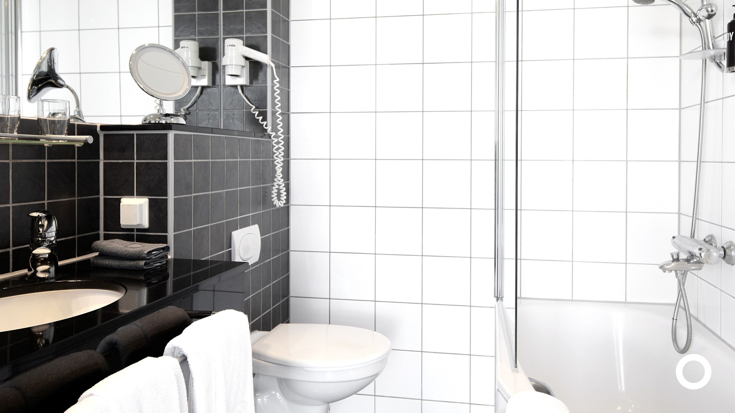 deluxe room, sea view | bathroom | free toiletries, hair dryer, towels