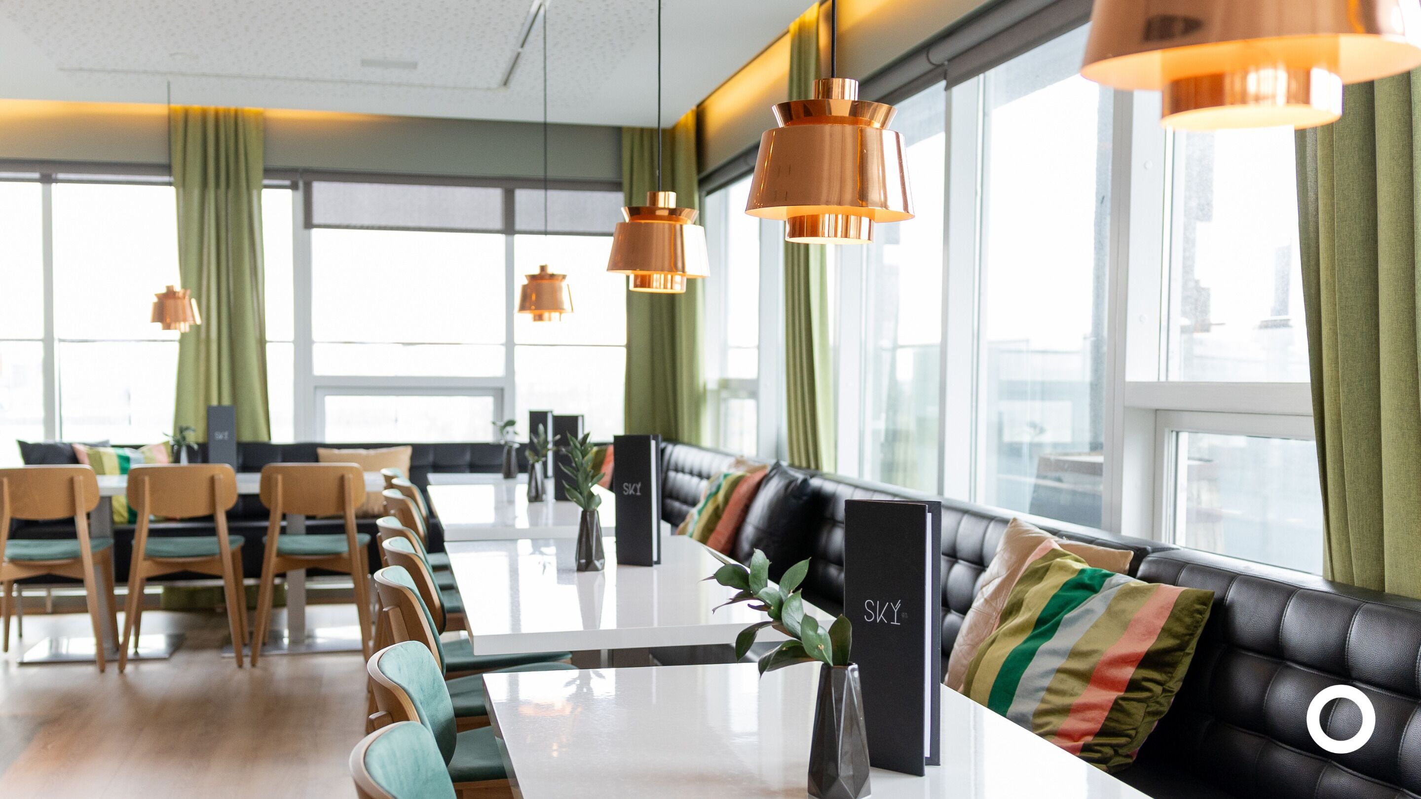 بوفيه فطور يوميًا بتكلفة قدرها (3500 ISK للشخص)