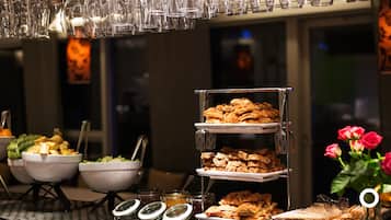 Frukostbuffé varje dag (ISK 3500 per person)