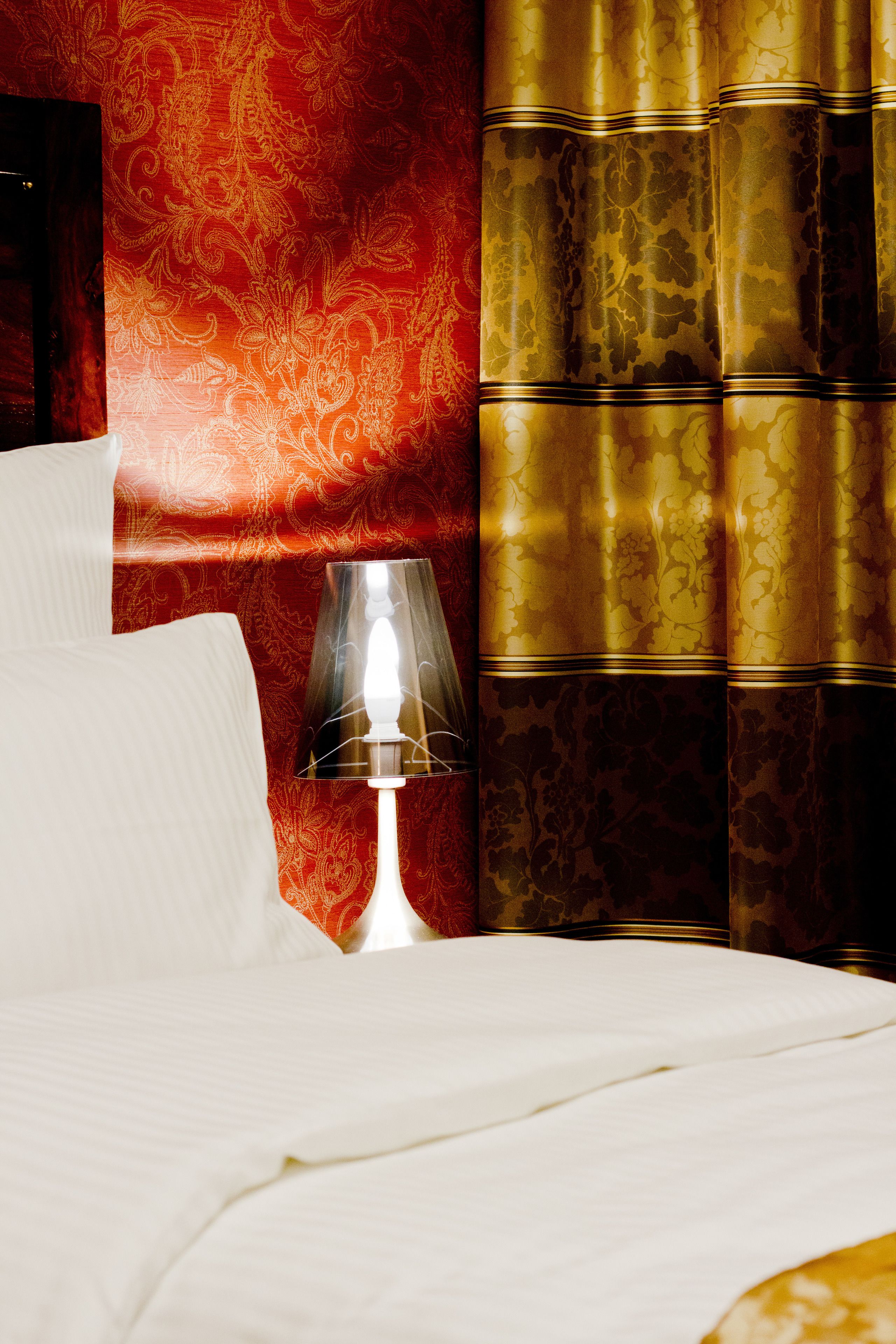 premium bedding, in-room safe, desk, laptop workspace