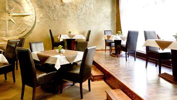 Sudah termasuk sarapan prasmanan setiap hari