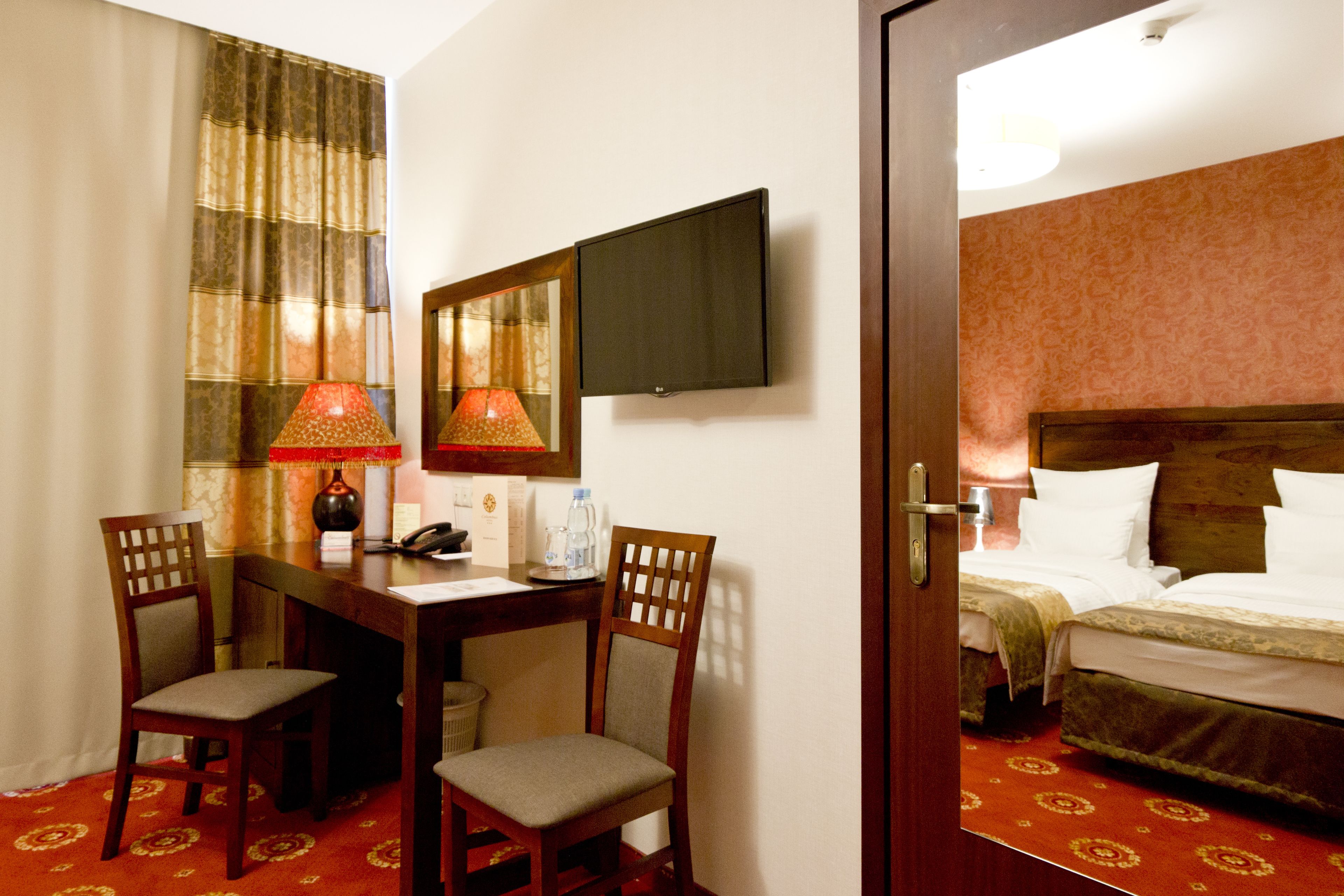 standard double or twin room | premium bedding, in-room safe, desk, laptop workspace