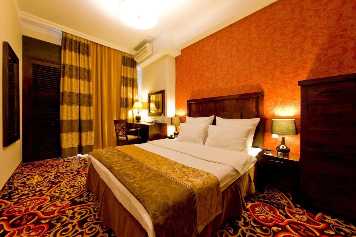 Premium bedding, in-room safe, desk, laptop workspace