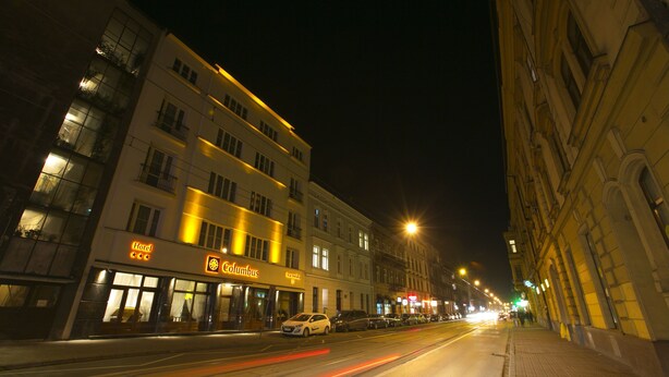 A hotel with a sign reading "Columbus" and "Hotel" on the ground floor. - Columbus Hotel (Kraków)