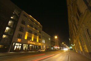 A hotel with a sign reading "Columbus" and "Hotel" on the ground floor. - Columbus Hotel (Kraków)
