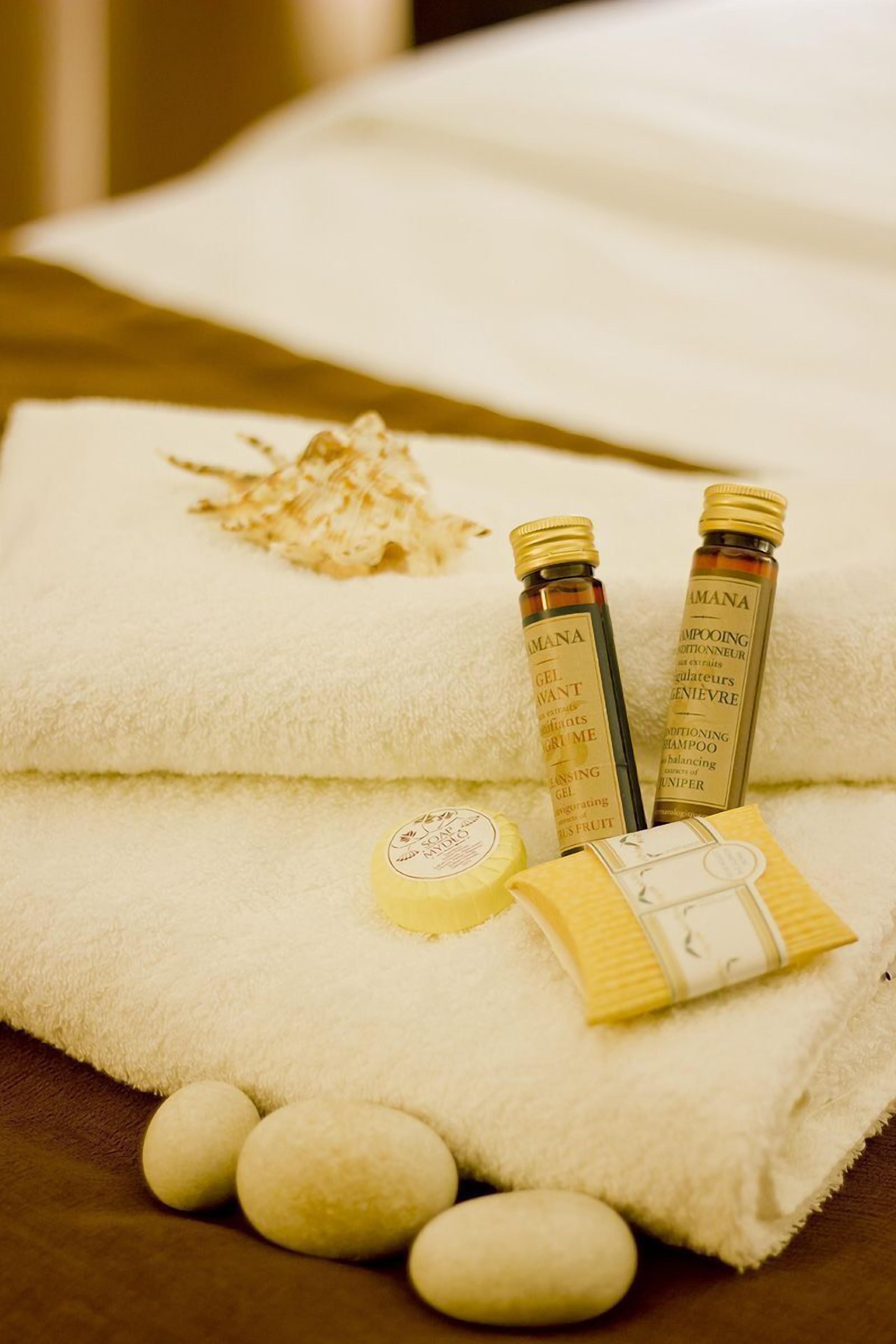 premium bedding, in-room safe, desk, laptop workspace