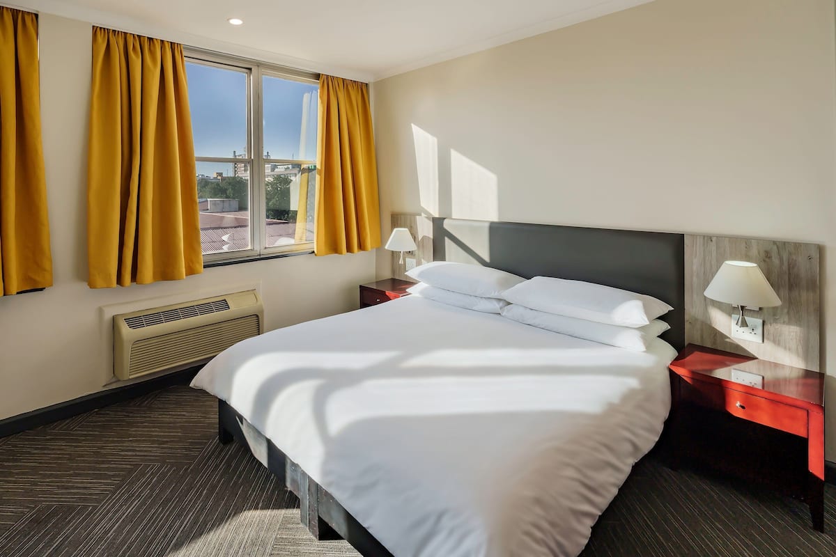 Room, 1 King Bed, City View