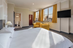 Suíte, 1 quarto, vista para a cidade | Roupas de cama premium, cofres nos quartos, escrivaninha