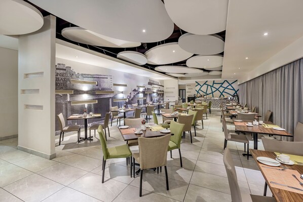 Serveert ontbijt, lunch en diner