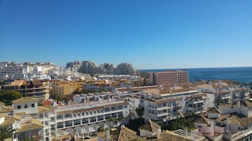 Un paisaje urbano costero con diversos edificios, incluyendo residenciales y hoteles, y una vista despejada del mar.