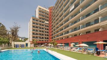 Una piscina al aire libre de temporada