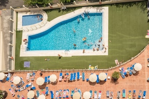 Una piscina al aire libre de temporada
