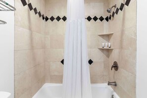 客房, 2 張標準雙人床 | 浴室 | �淋浴/浴缸二合一、名牌盥洗用品、吹風機、毛巾