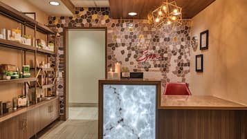 Salas de tratamiento para parejas, sauna y masajes de tejido profundo