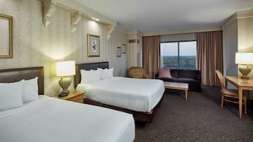 Colchones con pillow-top y caja de seguridad en la habitación