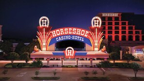 A Horseshoe Casino Hotel with a prominent archway and two illuminated 'H' signs. - Horseshoe Tunica - A Caesars Rewards Destination (Robinsonville)