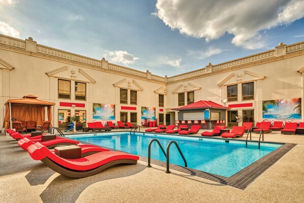 Seasonal outdoor pool - Horseshoe Tunica- A Caesars Rewards Destination (Robinsonville)