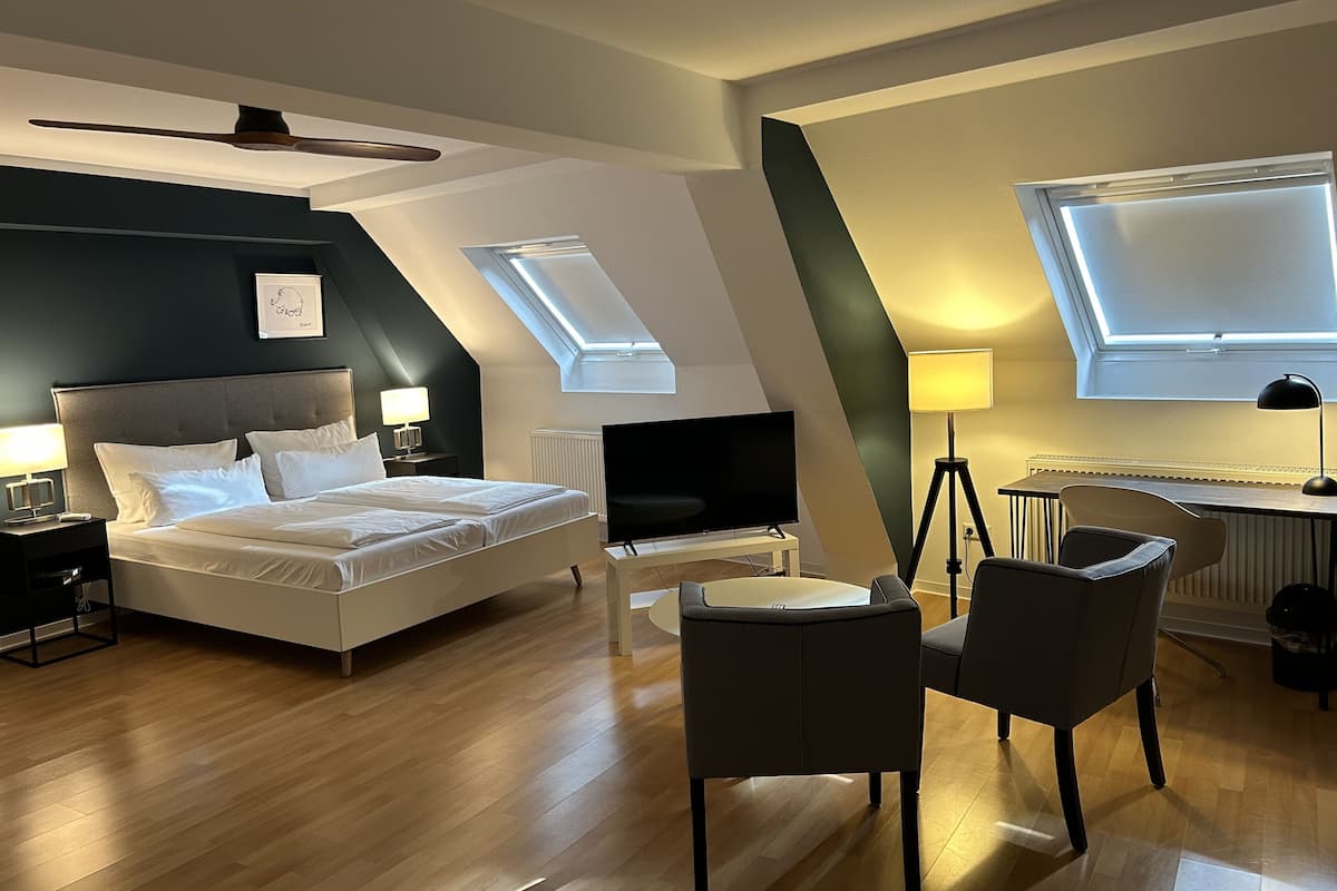 atelier for 3 | hypo-allergenic bedding, desk, laptop workspace, iron/ironing board