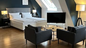 Atelier for 3 | Hypo-allergenic bedding, desk, laptop workspace, iron/ironing board