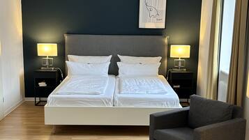 Atelier for 3 | Hypo-allergenic bedding, desk, laptop workspace, iron/ironing board