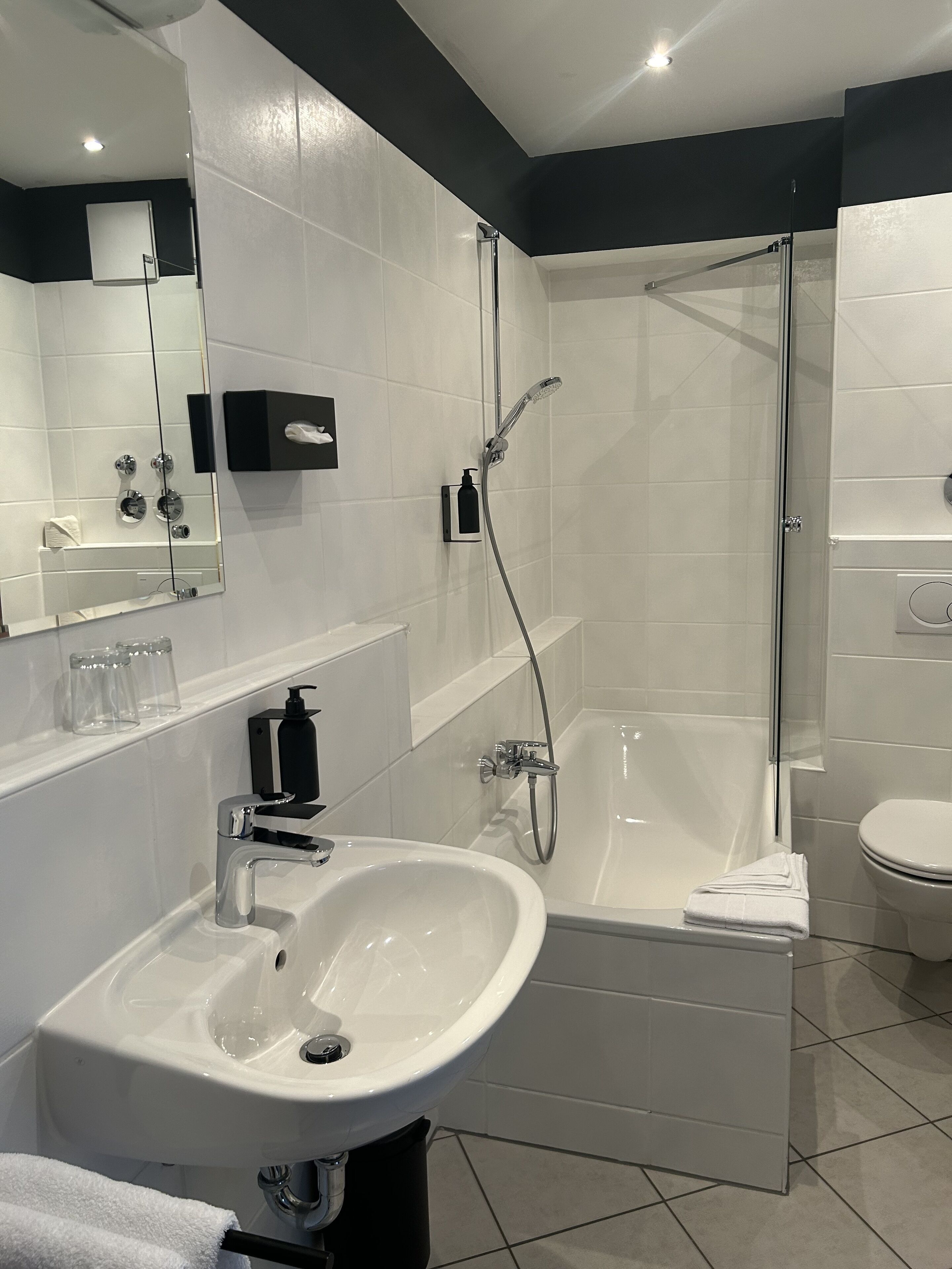 atelier for 4 | bathroom | hair dryer, towels, soap