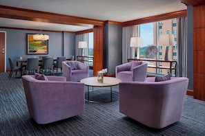 Chăn bông, nệm có lớp đệm bông, két bảo mật tại phòng, bàn