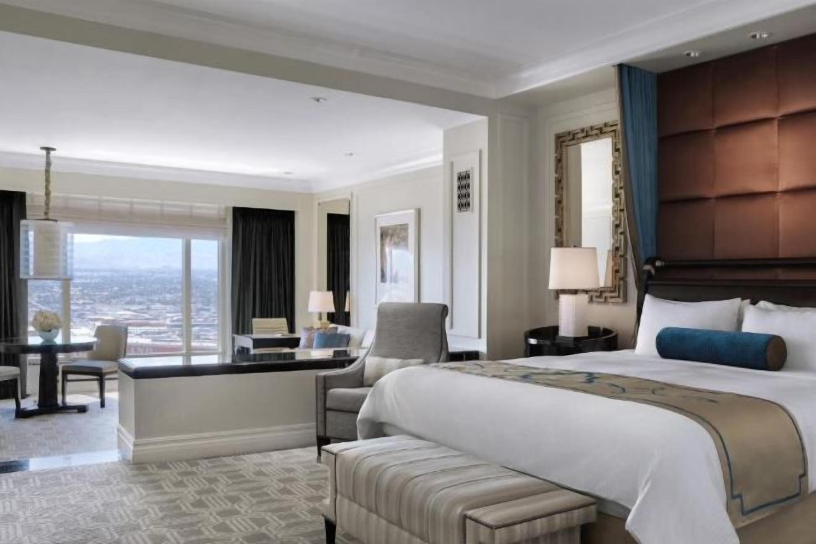 Luxe beddengoed, een minibar, een kluis op de kamer, een bureau