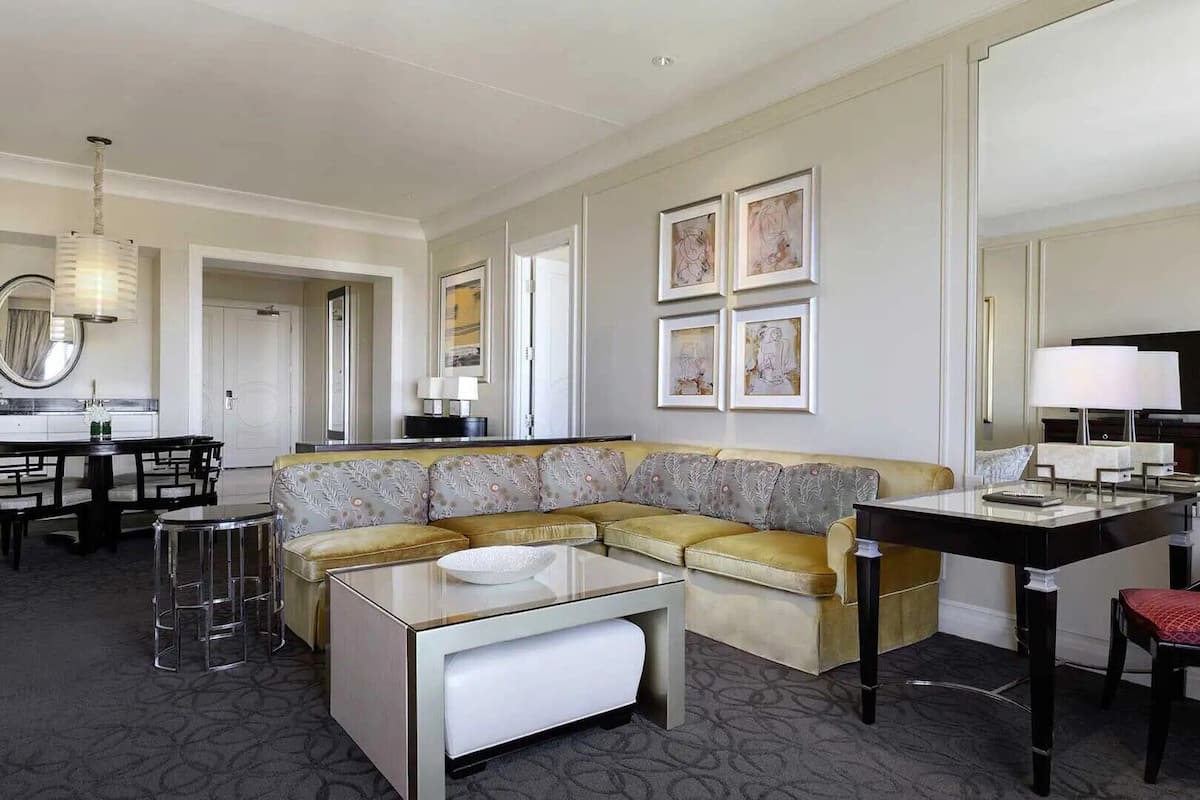 Suíte executiva, 1 quarto | Roupas de cama premium, frigobar, cofres nos quartos, escrivaninha