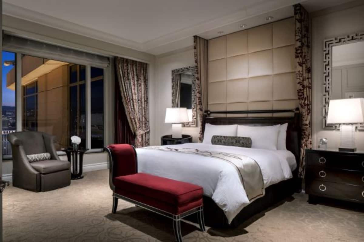 Roupas de cama premium, frigobar, cofres nos quartos, escrivaninha