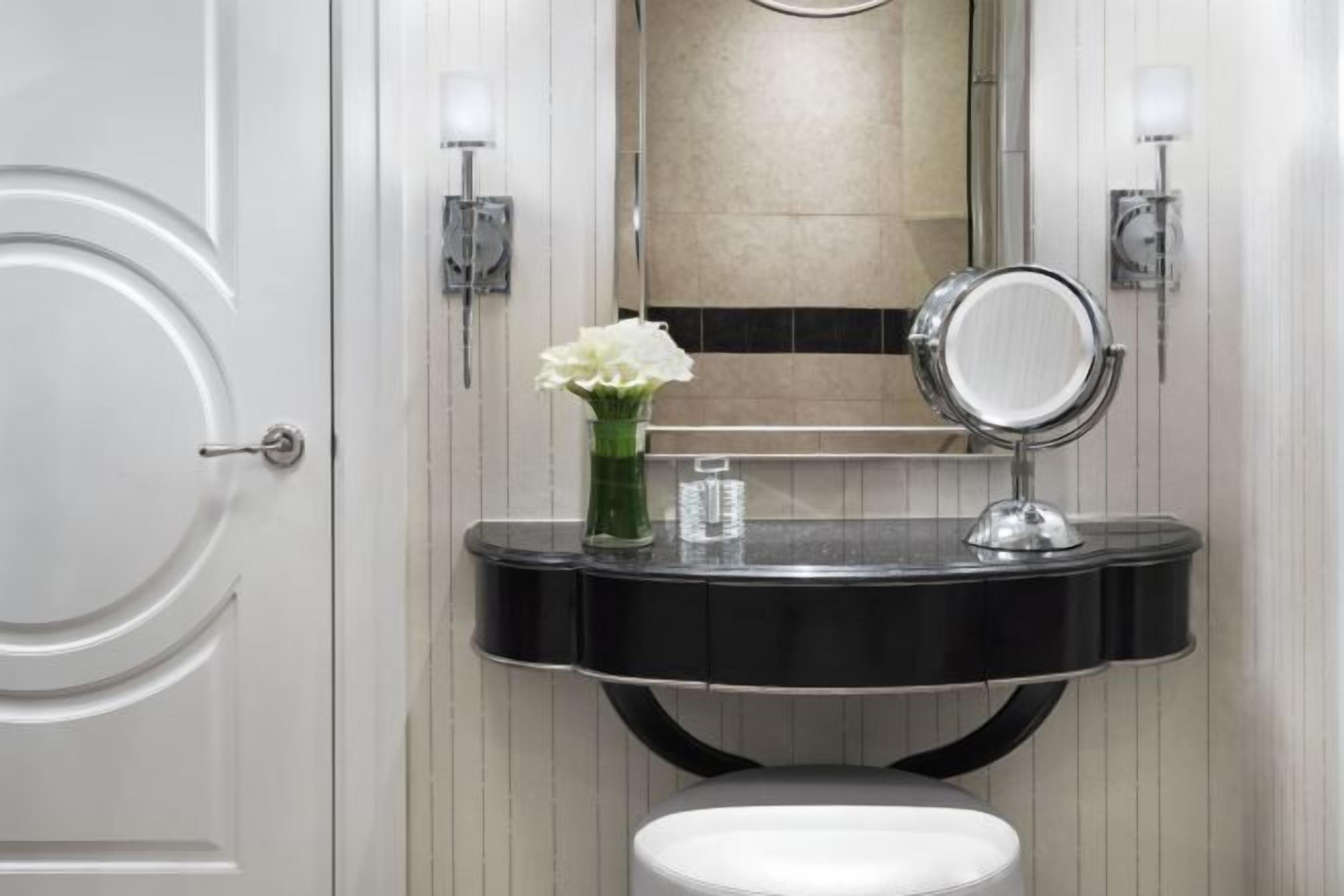 Een aparte badkuip en douche, een diep bad, gratis toiletartikelen