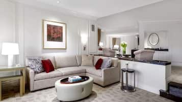 Roupas de cama premium, frigobar, cofres nos quartos, escrivaninha