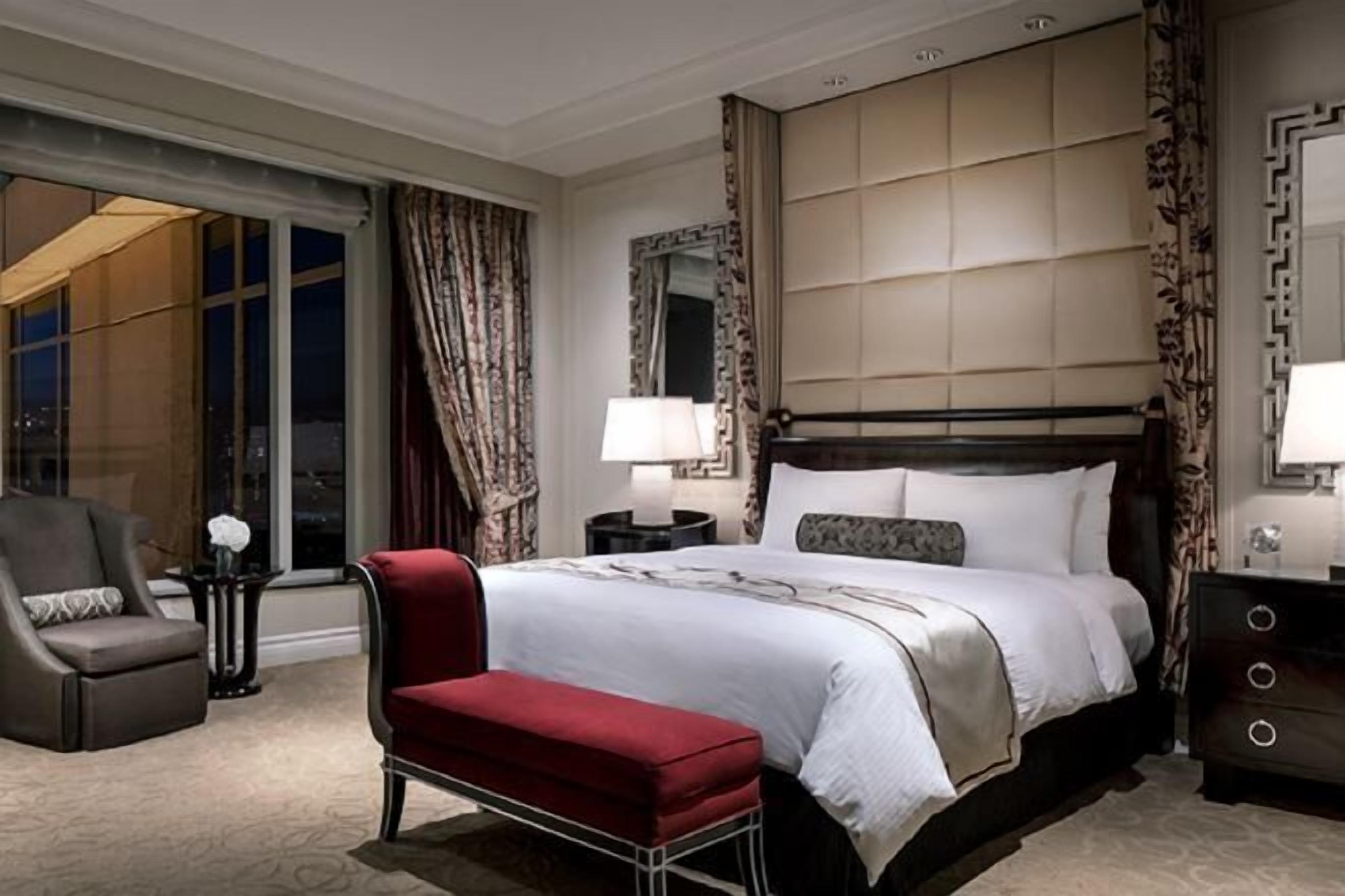 Luxe beddengoed, een minibar, een kluis op de kamer, een bureau