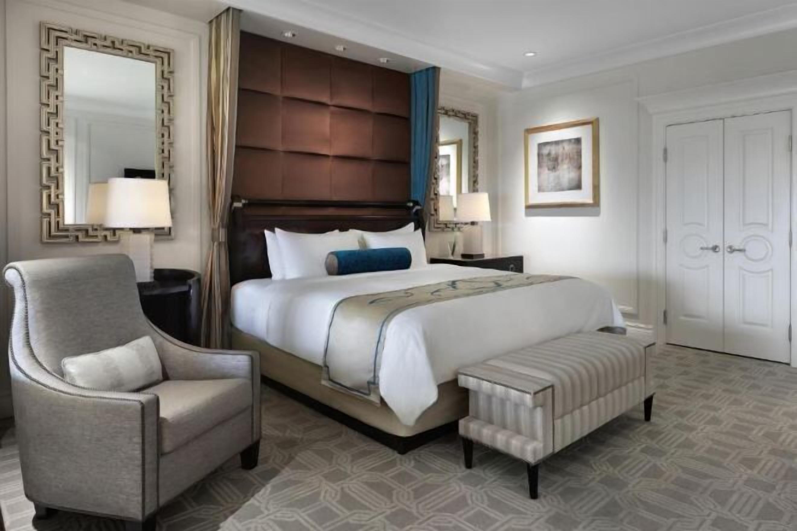 Luxe beddengoed, een minibar, een kluis op de kamer, een bureau