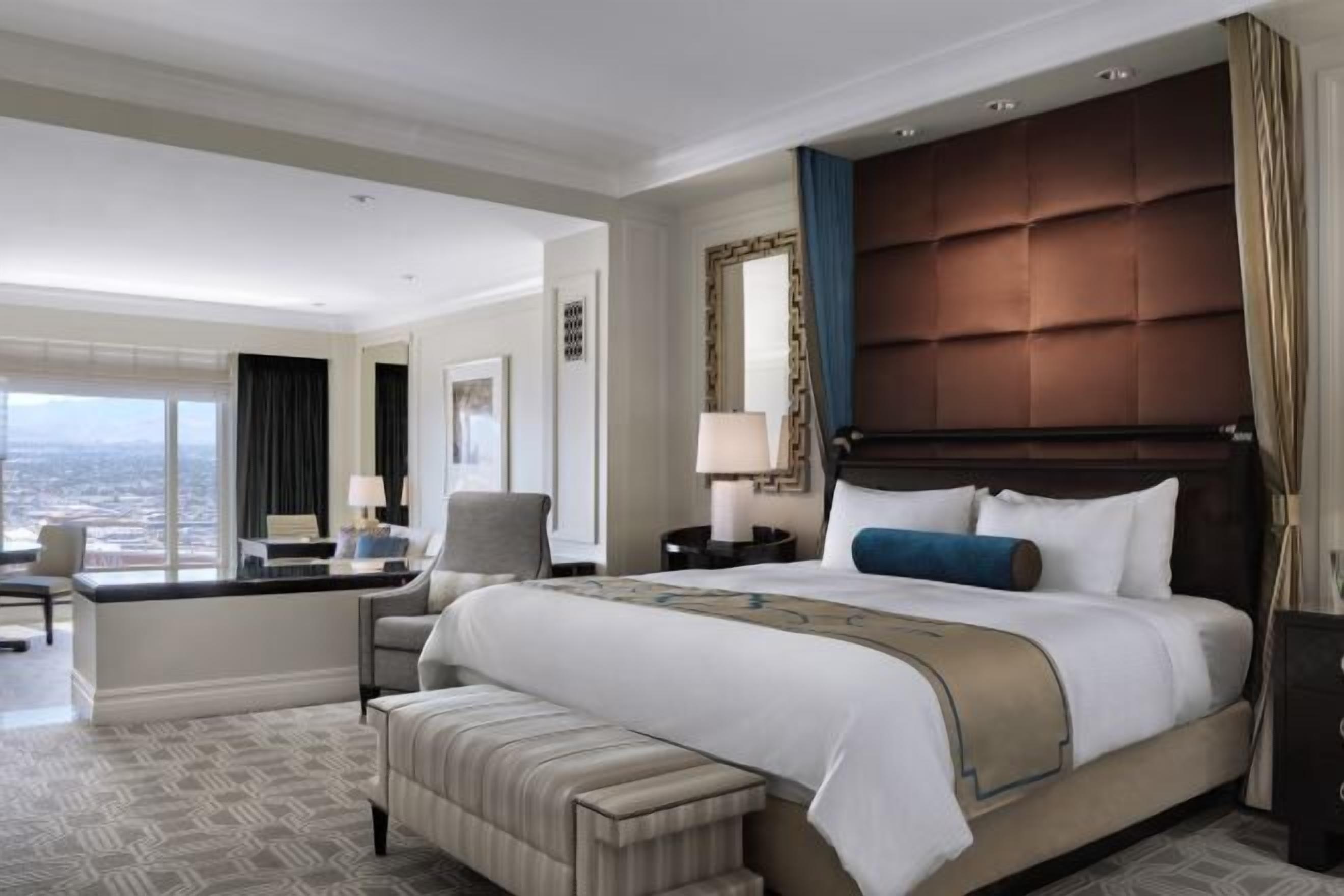 Luxe beddengoed, een minibar, een kluis op de kamer, een bureau