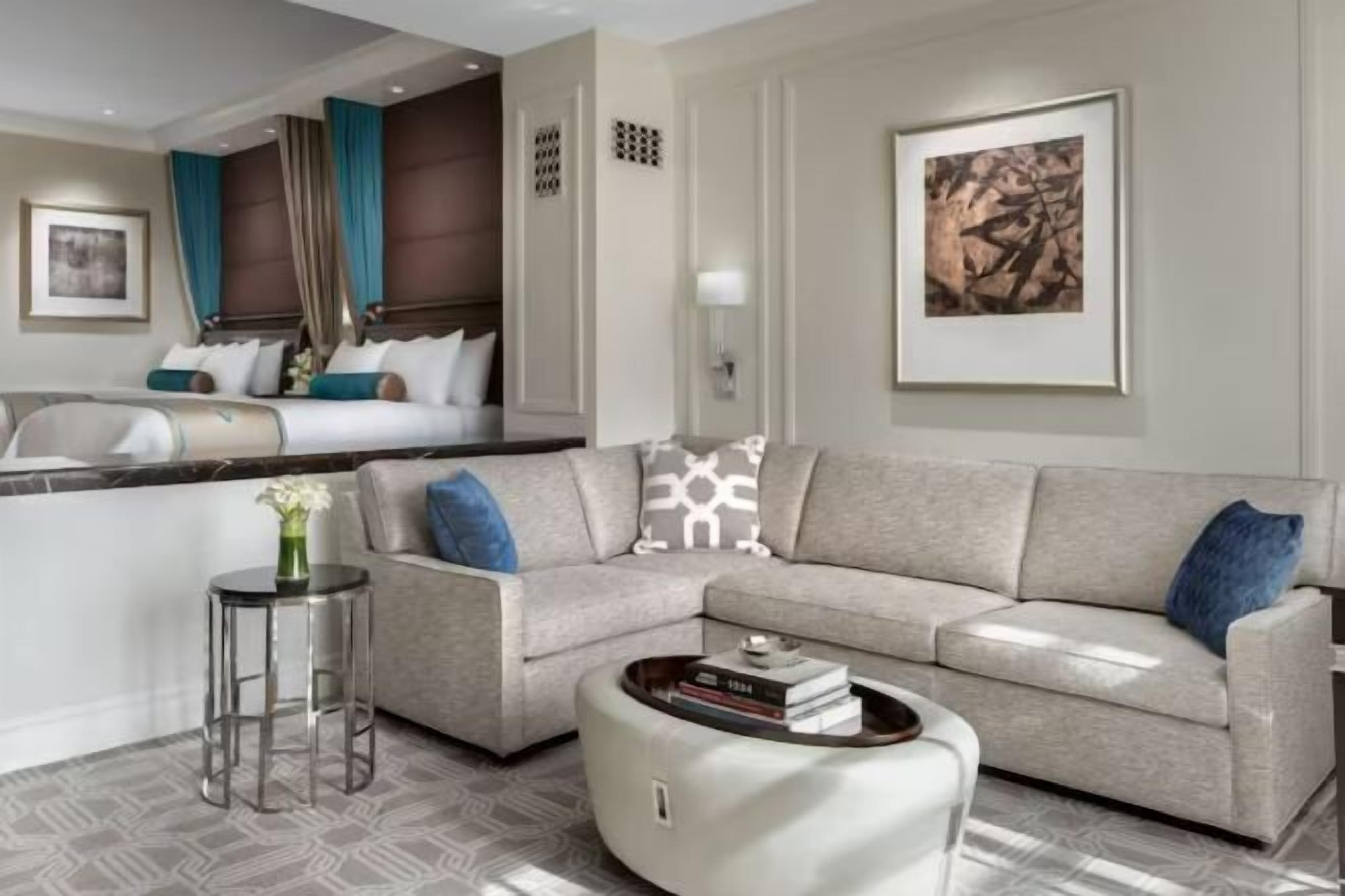 Woonruimte | Een 42-inch lcd-televisie met kabelzenders, televisie en betaalfilms